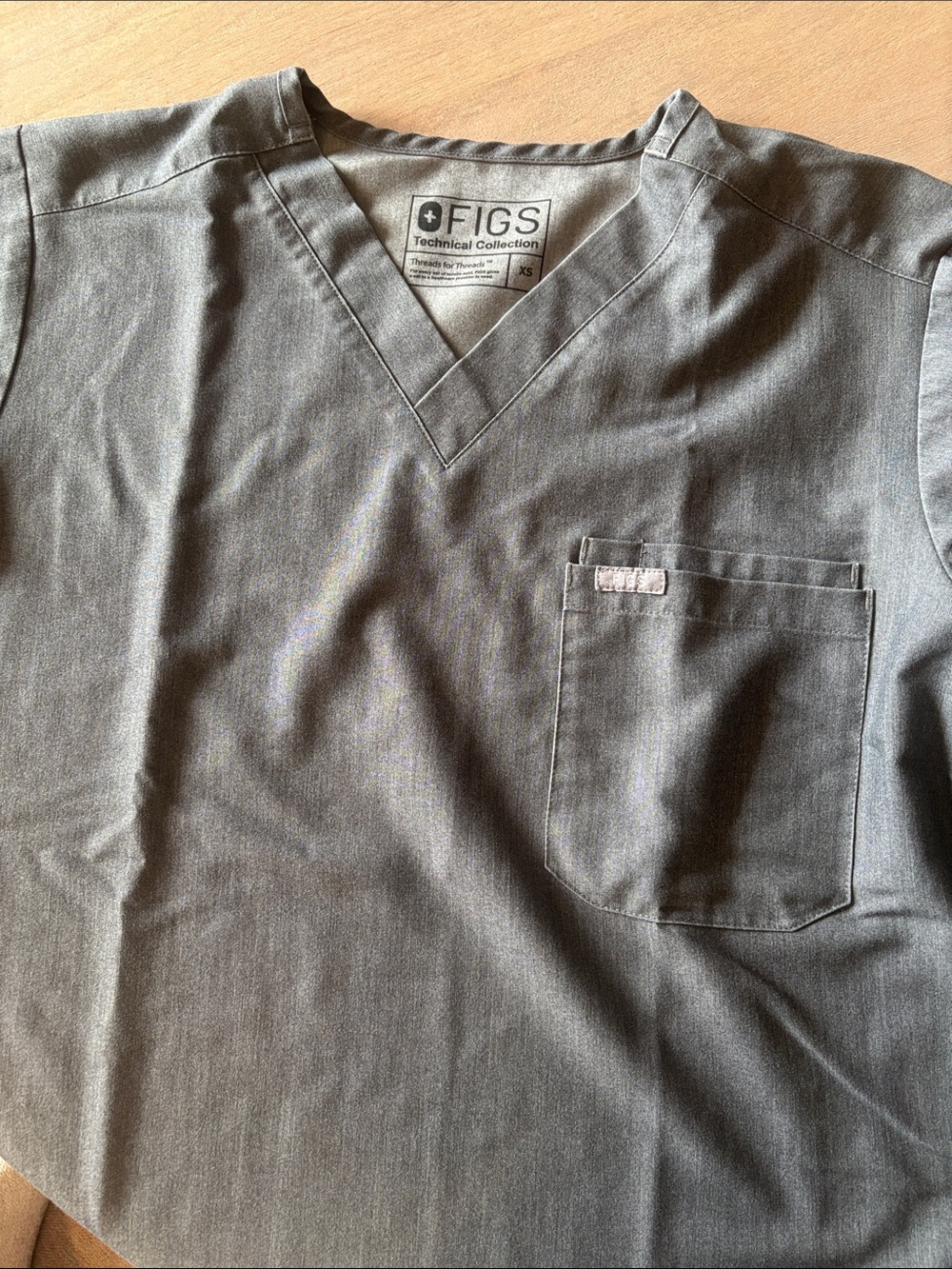 FIGS Men’s V-Neck Scrub Top in Gray